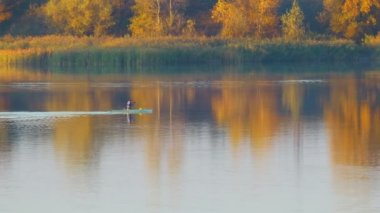 Suyla doğal manzara. Suda gün batımı ve gün doğumu. Güzel nehir. Shore Gölü. Sudaki yansıma. Su akışı. Rezervuarın kıyısında dinlenme.