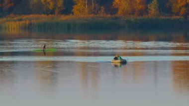 Suyla doğal manzara. Suda gün batımı ve gün doğumu. Güzel nehir. Shore Gölü. Sudaki yansıma. Su akışı. Rezervuarın kıyısında dinlenme.