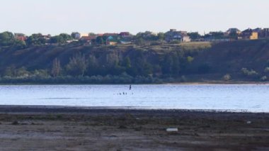 Suyla doğal manzara. Suda gün batımı ve gün doğumu. Güzel nehir. Shore Gölü. Sudaki yansıma. Su akışı. Rezervuarın kıyısında dinlenme.