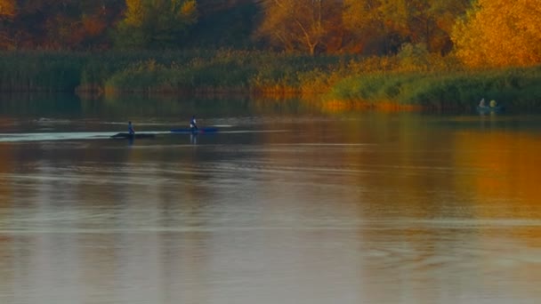 水的自然景观 日落和日出在水面上 美丽的河流 倒映在水里 水库岸边的娱乐活动 — 图库视频影像