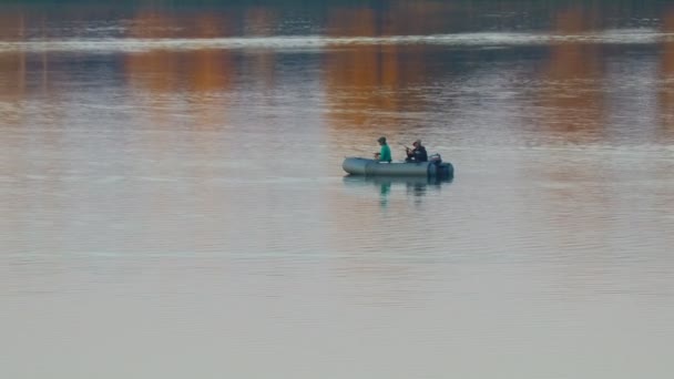 水と自然の風景 海に沈む夕日と日の出 美しい川だ ショア湖だ 水の中の反射だ 水の流れだ 貯水池の岸でのレクリエーションは — ストック動画