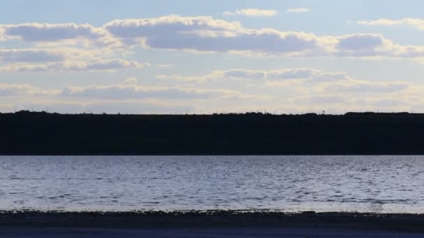 水と自然の風景 海に沈む夕日と日の出 美しい川だ ショア湖だ 水の中の反射だ 水の流れだ 貯水池の岸でのレクリエーションは — ストック動画