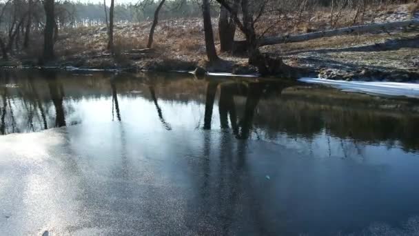 水的自然景观 日落和日出在水面上 美丽的河流 倒映在水里 水库岸边的娱乐活动 — 图库视频影像