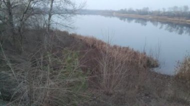 Suyla doğal manzara. Suda gün batımı ve gün doğumu. Güzel nehir. Shore Gölü. Sudaki yansıma. Su akışı. Rezervuarın kıyısında dinlenme.