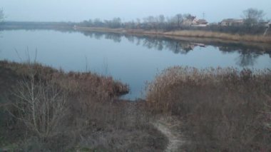 Suyla doğal manzara. Suda gün batımı ve gün doğumu. Güzel nehir. Shore Gölü. Sudaki yansıma. Su akışı. Rezervuarın kıyısında dinlenme.