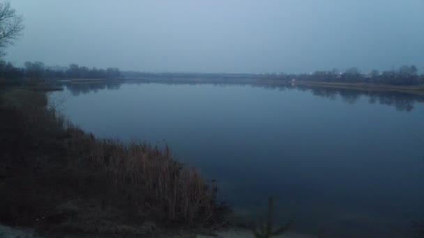 水と自然の風景 海に沈む夕日と日の出 美しい川だ ショア湖だ 水の中の反射だ 水の流れだ 貯水池の岸でのレクリエーションは — ストック動画