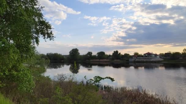 Természetes Táj Vízzel Naplemente Napkelte Vízen Gyönyörű Folyó Lake Shore — Stock videók