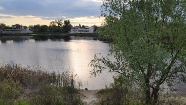 Natuurlijk Landschap Met Water Zonsondergang Zonsopgang Het Water Een Prachtige — Stockvideo