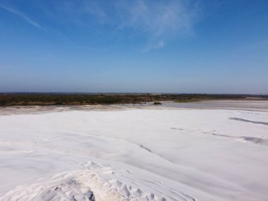 Çöl. Beyaz kum. Çölde yol. Kumullar. Kum taneleri. beyaz kuvars kumu.
