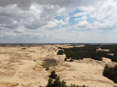 Çöl. Beyaz kum. Çölde yol. Kumullar. Kum taneleri. beyaz kuvars kumu.