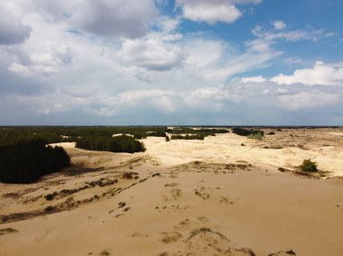 Çöl. Beyaz kum. Çölde yol. Kumullar. Kum taneleri. beyaz kuvars kumu.
