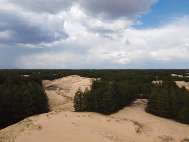 Çöl. Beyaz kum. Çölde yol. Kumullar. Kum taneleri. beyaz kuvars kumu.
