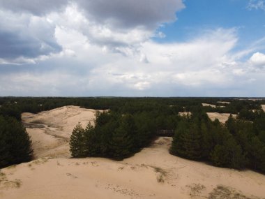 Çöl. Beyaz kum. Çölde yol. Kumullar. Kum taneleri. beyaz kuvars kumu.