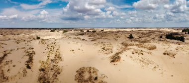 Çöl. Beyaz kum. Çölde yol. Kumullar. Kum taneleri. beyaz kuvars kumu.