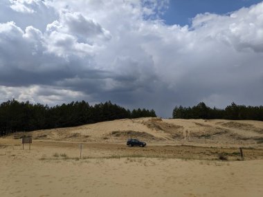 Çöl. Beyaz kum. Çölde yol. Kumullar. Kum taneleri. beyaz kuvars kumu.