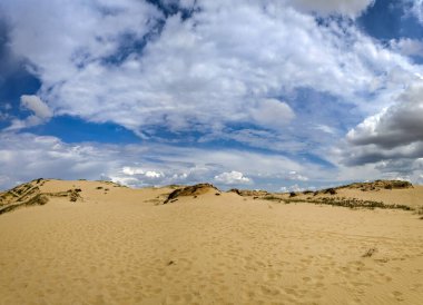 Çöl. Beyaz kum. Çölde yol. Kumullar. Kum taneleri. beyaz kuvars kumu.