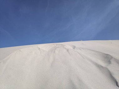 Çöl. Beyaz kum. Çölde yol. Kumullar. Kum taneleri. beyaz kuvars kumu.