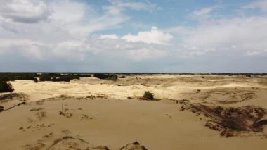 Çöl. Beyaz kum. Çölde yol. Kumullar. Kum taneleri. beyaz kuvars kumu.