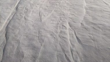 Çöl. Beyaz kum. Çölde yol. Kumullar. Kum taneleri. beyaz kuvars kumu.