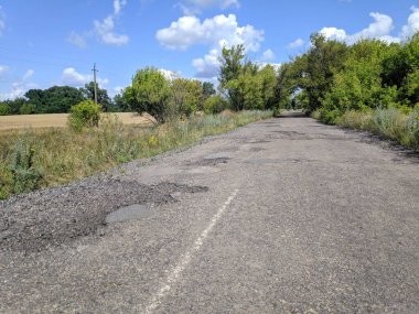 Yollu manzara. Uzağa giden bir yol. Dönüş yolu.