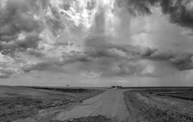 Yollu manzara. Uzağa giden bir yol. Dönüş yolu.
