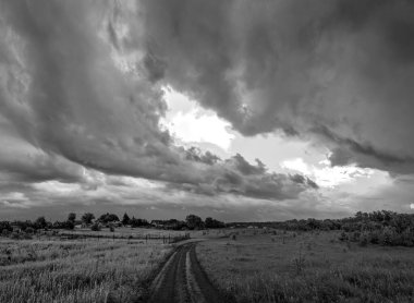 Yollu manzara. Uzağa giden bir yol. Dönüş yolu.