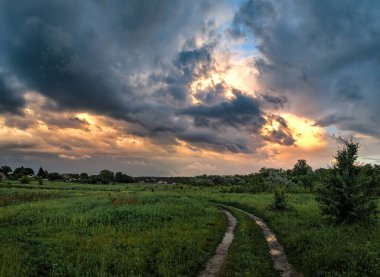 Yollu manzara. Uzağa giden bir yol. Dönüş yolu.