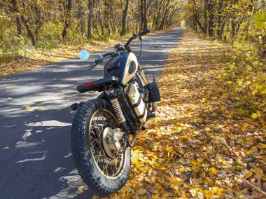 Yollu manzara. Uzağa giden bir yol. Dönüş yolu.