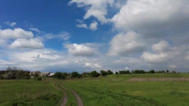 Yollu manzara. Uzağa giden bir yol. Dönüş yolu.