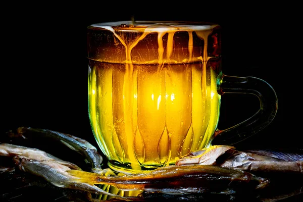 深色背景下的一大杯啤酒 啤酒杯 啤酒和鱼 杯子里的泡沫 一杯淡啤酒 深色桌子上的啤酒杯 冷饮泡沫啤酒特写照片杯 — 图库照片