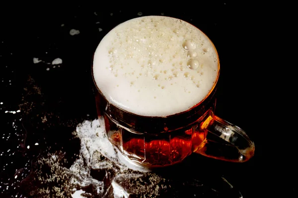 暗い背景にビールのマグカップ ビールグラス ビールと魚 ガラスの泡だ ガス泡だ 軽ビールのグラス 暗いテーブルの上にビールグラス ストックフォト 冷たい泡立ちビールのマグカップのクローズアップ — ストック写真