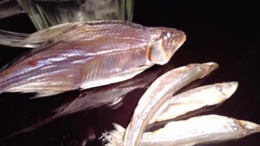 Siyah arka planda bir kupa bira. Bira bardağı. Bira ve balık. Bardakta köpük. Gaz baloncukları. Bir bardak light bira. Koyu bir masada bira bardakları. Soğuk köpüklü biranın foto fincanı..