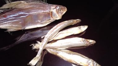Siyah arka planda bir kupa bira. Bira bardağı. Bira ve balık. Bardakta köpük. Gaz baloncukları. Bir bardak light bira. Koyu bir masada bira bardakları. Soğuk köpüklü biranın foto fincanı..
