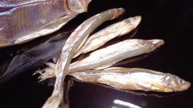 Siyah arka planda bir kupa bira. Bira bardağı. Bira ve balık. Bardakta köpük. Gaz baloncukları. Bir bardak light bira. Koyu bir masada bira bardakları. Soğuk köpüklü biranın foto fincanı..