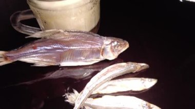 Siyah arka planda bir kupa bira. Bira bardağı. Bira ve balık. Bardakta köpük. Gaz baloncukları. Bir bardak light bira. Koyu bir masada bira bardakları. Soğuk köpüklü biranın foto fincanı..