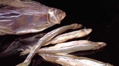 Siyah arka planda bir kupa bira. Bira bardağı. Bira ve balık. Bardakta köpük. Gaz baloncukları. Bir bardak light bira. Koyu bir masada bira bardakları. Soğuk köpüklü biranın foto fincanı..