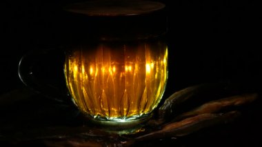 Siyah arka planda bir kupa bira. Bira bardağı. Bira ve balık. Bardakta köpük. Gaz baloncukları. Bir bardak light bira. Koyu bir masada bira bardakları. Soğuk köpüklü biranın foto fincanı..