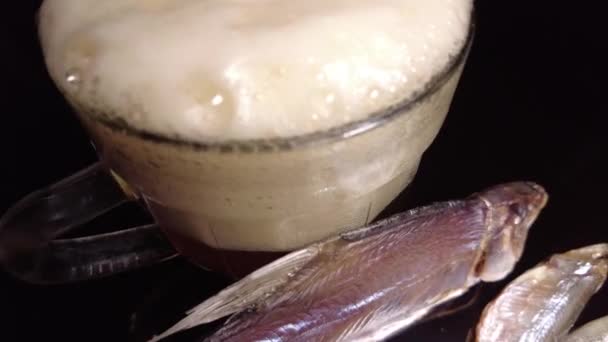 Jarra Cerveza Sobre Fondo Oscuro Vaso Cerveza Cerveza Pescado Espuma — Vídeo de stock