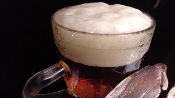 Tasse Bière Sur Fond Sombre Verre Bière Bière Poisson Mousse — Video