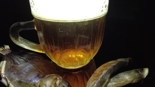 Bierkrug Auf Dunklem Hintergrund Bierglas Bier Und Fisch Schaum Glas — Stockvideo