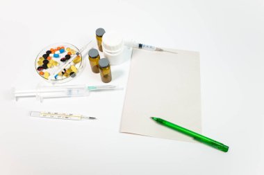 İlaçlar. Tıbbi malzemeler. Şırıngalar, tabletler. Hastalıkların tedavisi. O kişi hasta. Ciddi bir hastalık. covid 19. Tıp işçisi..