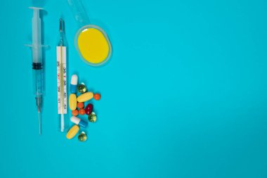 İlaçlar. Tıbbi malzemeler. Şırıngalar, tabletler. Hastalıkların tedavisi. O kişi hasta. Ciddi bir hastalık. covid 19. Tıp işçisi..