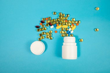 İlaçlar. Tıbbi malzemeler. Şırıngalar, tabletler. Hastalıkların tedavisi. O kişi hasta. Ciddi bir hastalık. covid 19. Tıp işçisi..