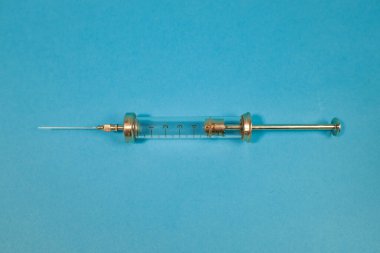 İlaçlar. Tıbbi malzemeler. Şırıngalar, tabletler. Hastalıkların tedavisi. O kişi hasta. Ciddi bir hastalık. covid 19. Tıp işçisi..