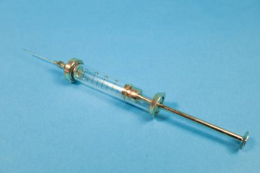 İlaçlar. Tıbbi malzemeler. Şırıngalar, tabletler. Hastalıkların tedavisi. O kişi hasta. Ciddi bir hastalık. covid 19. Tıp işçisi..