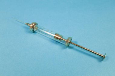 İlaçlar. Tıbbi malzemeler. Şırıngalar, tabletler. Hastalıkların tedavisi. O kişi hasta. Ciddi bir hastalık. covid 19. Tıp işçisi..