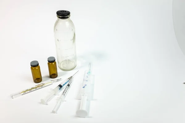 Het Medicijn Medische Benodigdheden Injectiespuiten Tabletten Behandeling Van Ziekten Persoon — Stockfoto