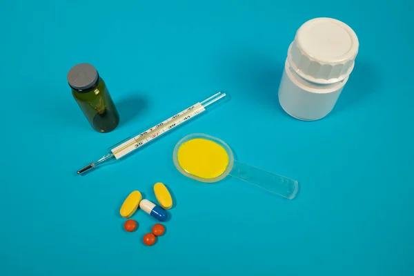 Medicamento Suprimentos Médicos Seringas Comprimidos Tratamento Doenças Pessoa Está Doente — Fotografia de Stock