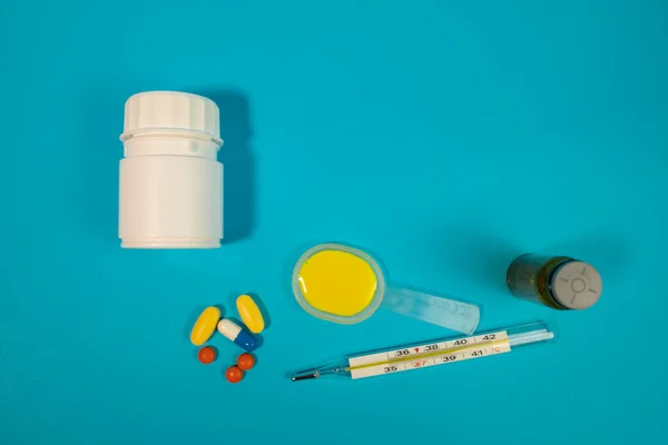 Gyógyszer Orvosi Felszerelések Fecskendők Tabletták Betegségek Kezelése Illető Beteg Súlyos — Stock Fotó