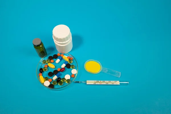 Medicina Suministros Médicos Jeringas Tabletas Tratamiento Enfermedades Persona Está Enferma — Foto de Stock